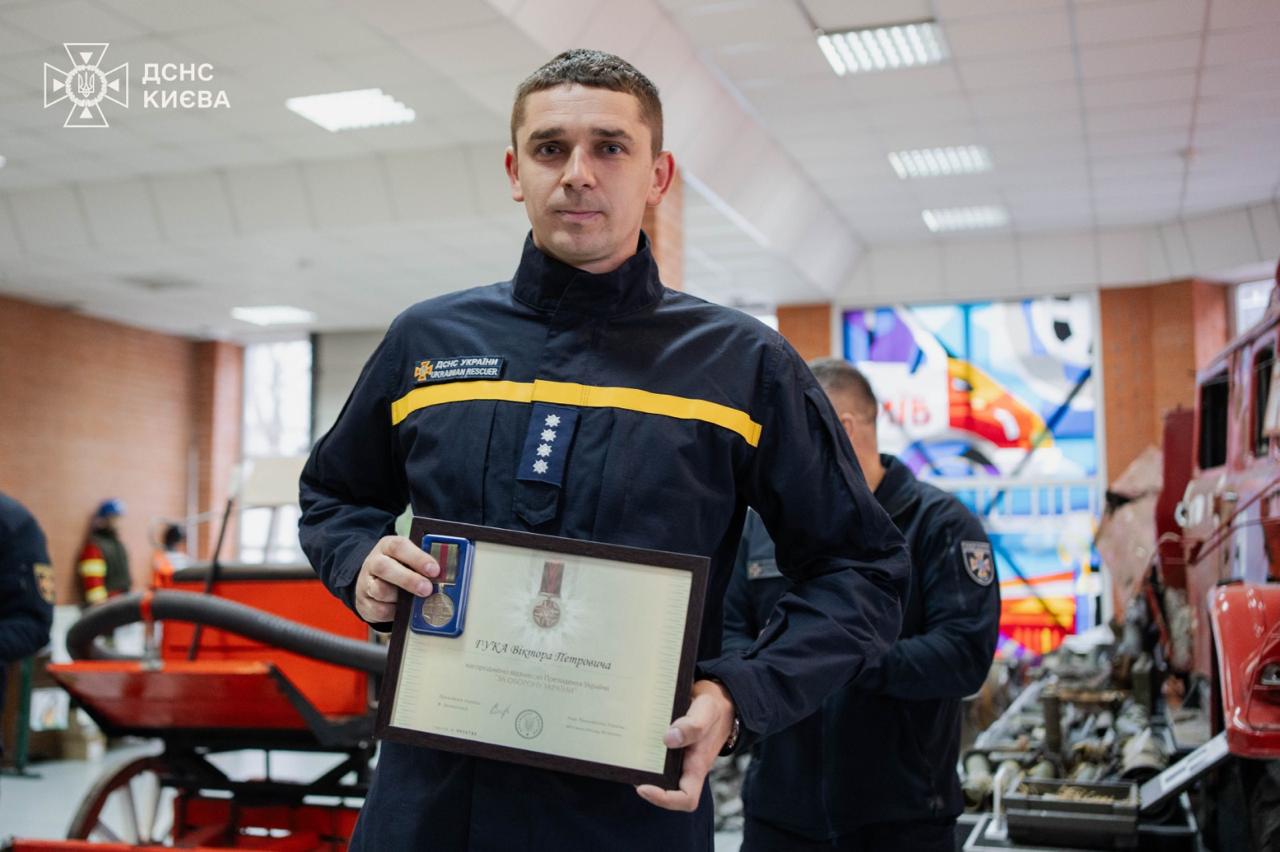 Рятувальникам і пілотам, які ліквідовували наслідки ударів по Києву вручили нагороди - фото 3