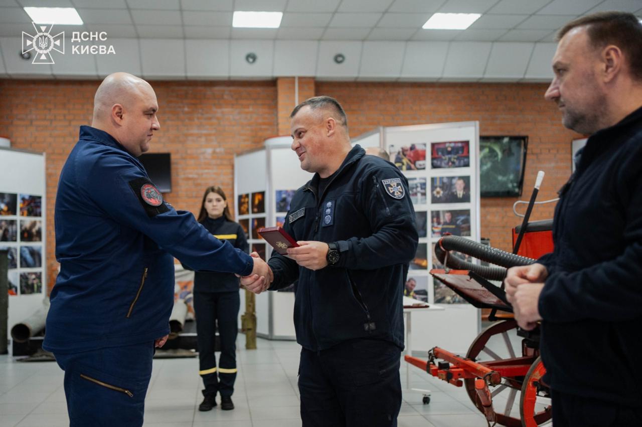 Рятувальникам і пілотам, які ліквідовували наслідки ударів по Києву вручили нагороди - фото 4