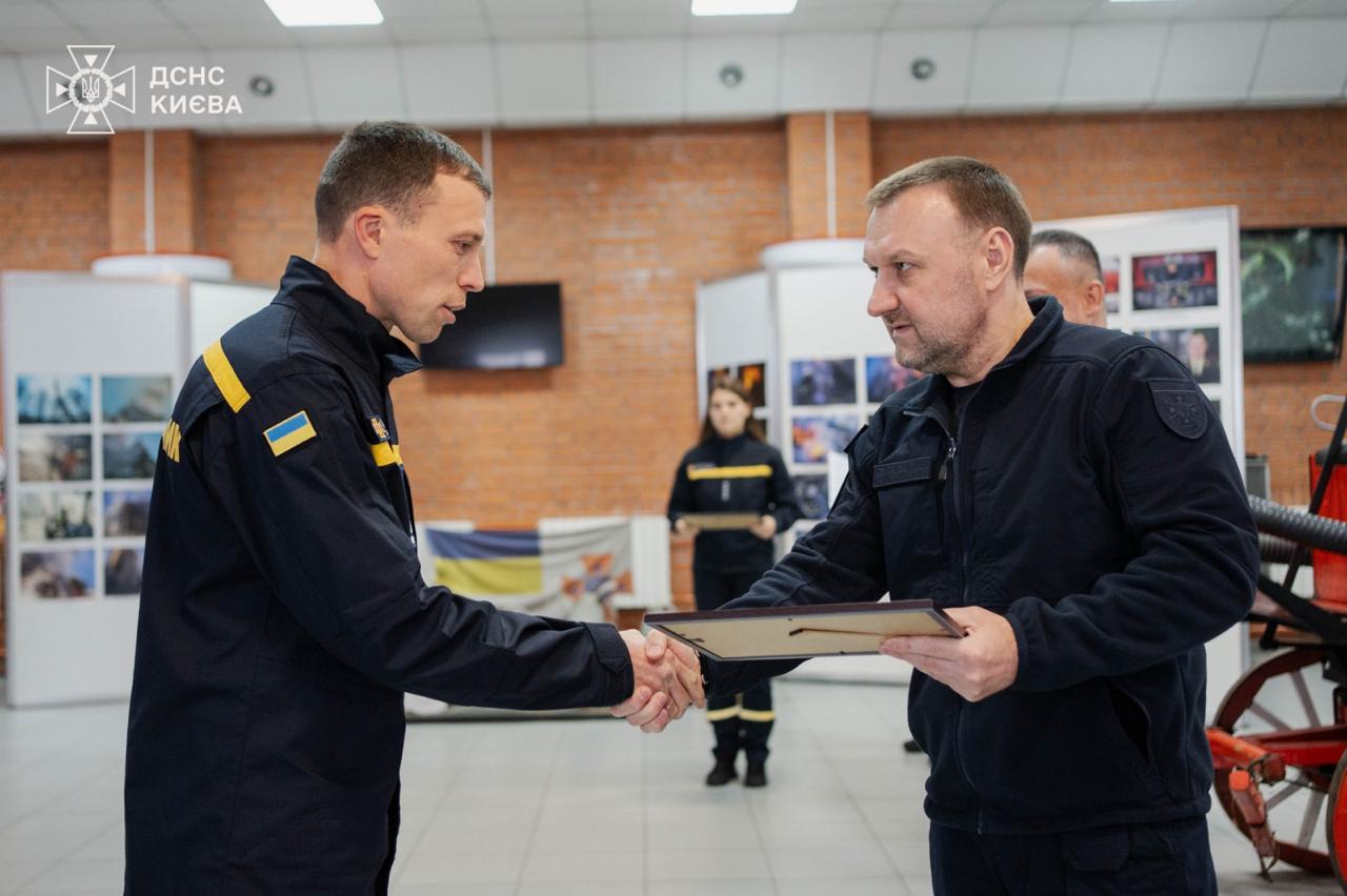 Рятувальникам і пілотам, які ліквідовували наслідки ударів по Києву вручили нагороди - фото 2