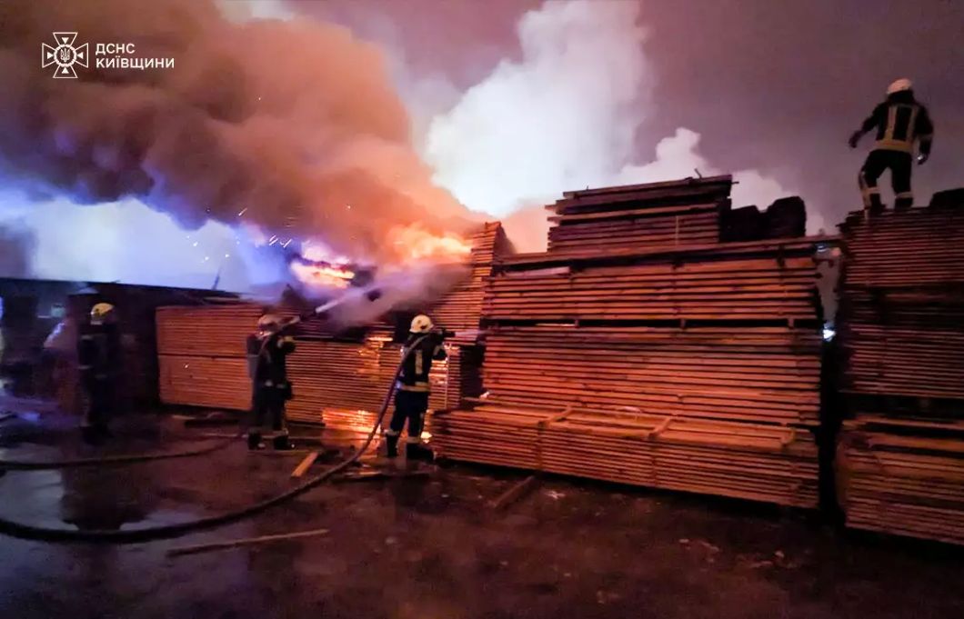 Рятувальники ліквідували пожежу на деревообробному підприємстві Київщини