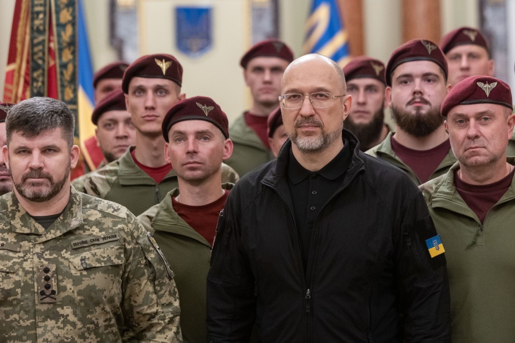 Зеленський привітав воїнів ДШВ та відзначив їх державними нагородами - фото 3