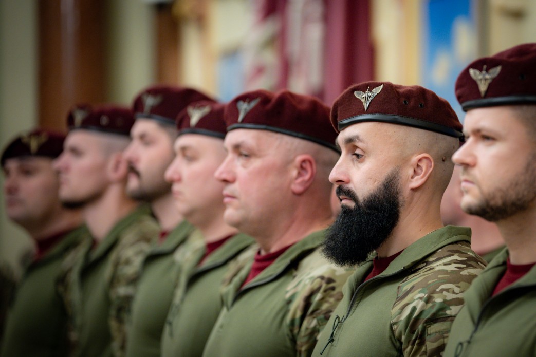 Зеленський привітав воїнів ДШВ та відзначив їх державними нагородами - фото 4