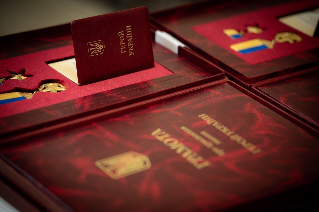 Зеленський привітав воїнів ДШВ та відзначив їх державними нагородами - фото 5