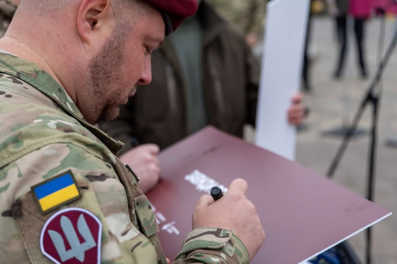 У столиці відкрили пам’ятний знак Десантно-штурмовим військам ЗСУ
