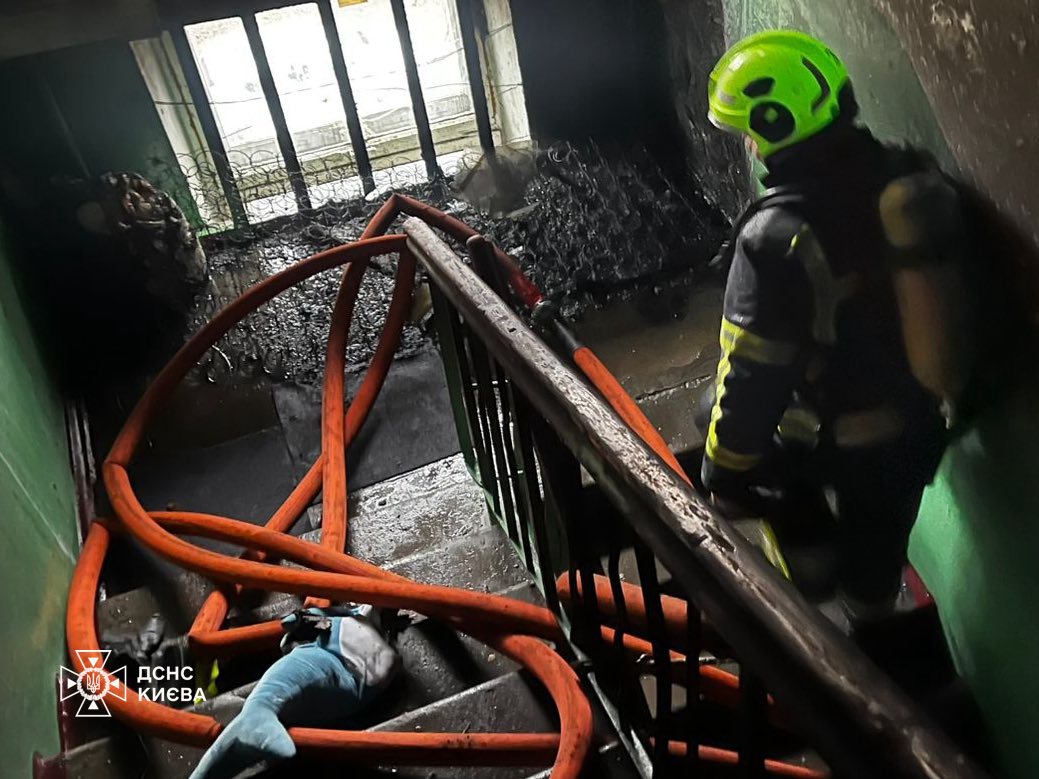 У Києві під час пожежі врятували двох людей - фото 2