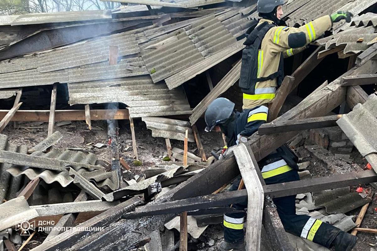 На Дніпропетровщині внаслідок обстрілу горіла церква і банк - фото 3