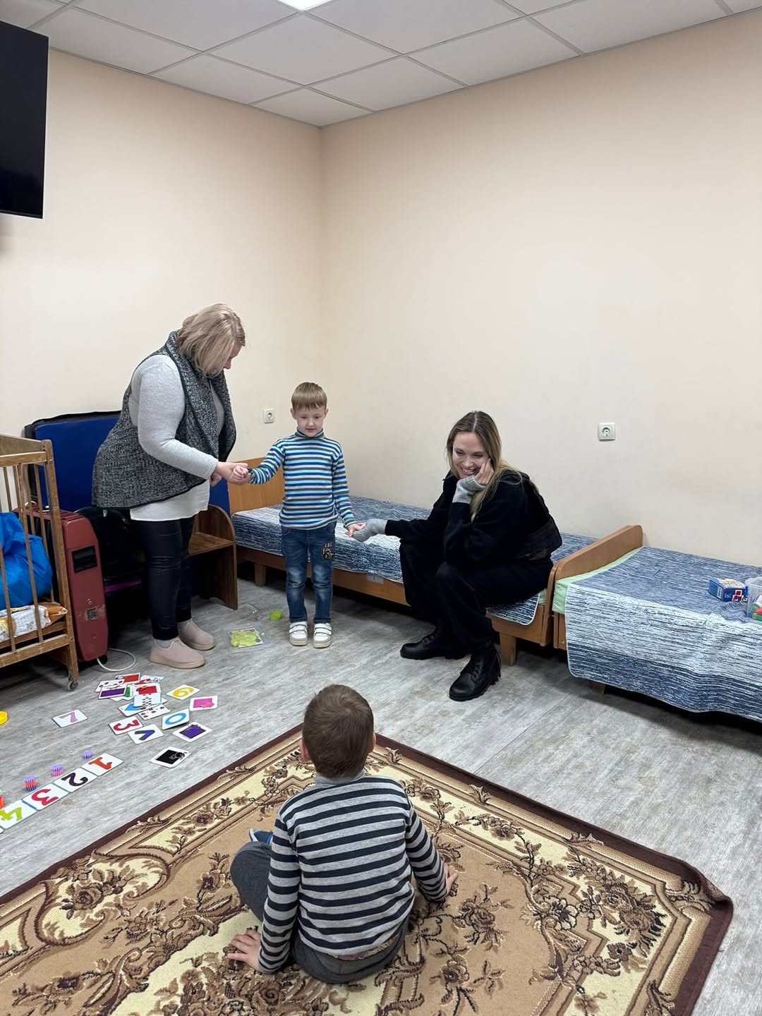 «Над головою пролітав дрон»: Анджеліна Джолі розповіла про поїздку до України