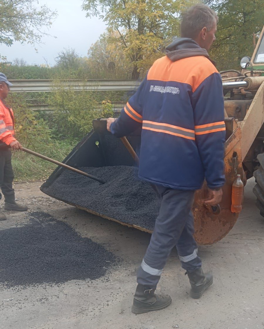 Ямкові ремонти проводять на ділянках чотирьох місцевих доріг Вінниччини - фото 2