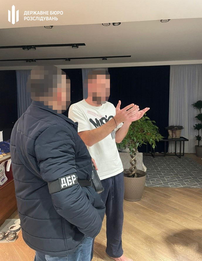 У Києві ДБР викрило правоохоронців, які намагались перепродати квартиру померлої людини