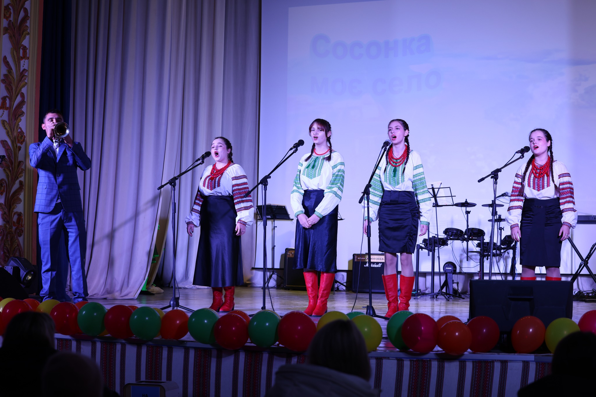 Понад 100 тис грн для ЗСУ зібрали на благодійному ярмаркові в селі на Вінниччині - фото 5