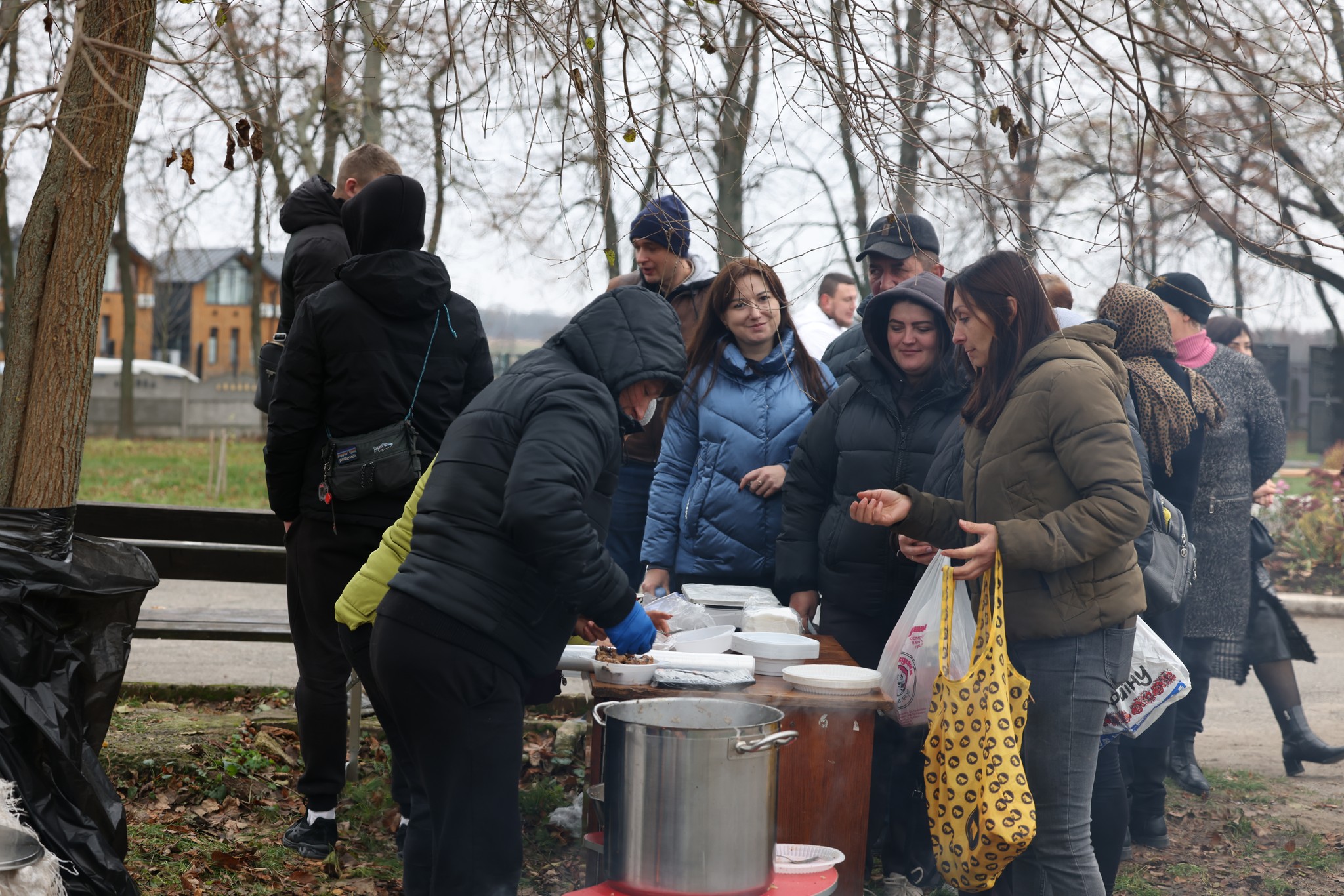 Понад 100 тис грн для ЗСУ зібрали на благодійному ярмаркові в селі на Вінниччині - фото 3