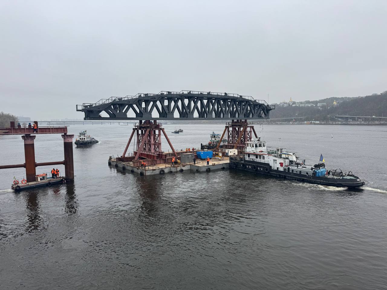 Під мостом Метро у Києві встановлюють арки для зміцнення конструкції