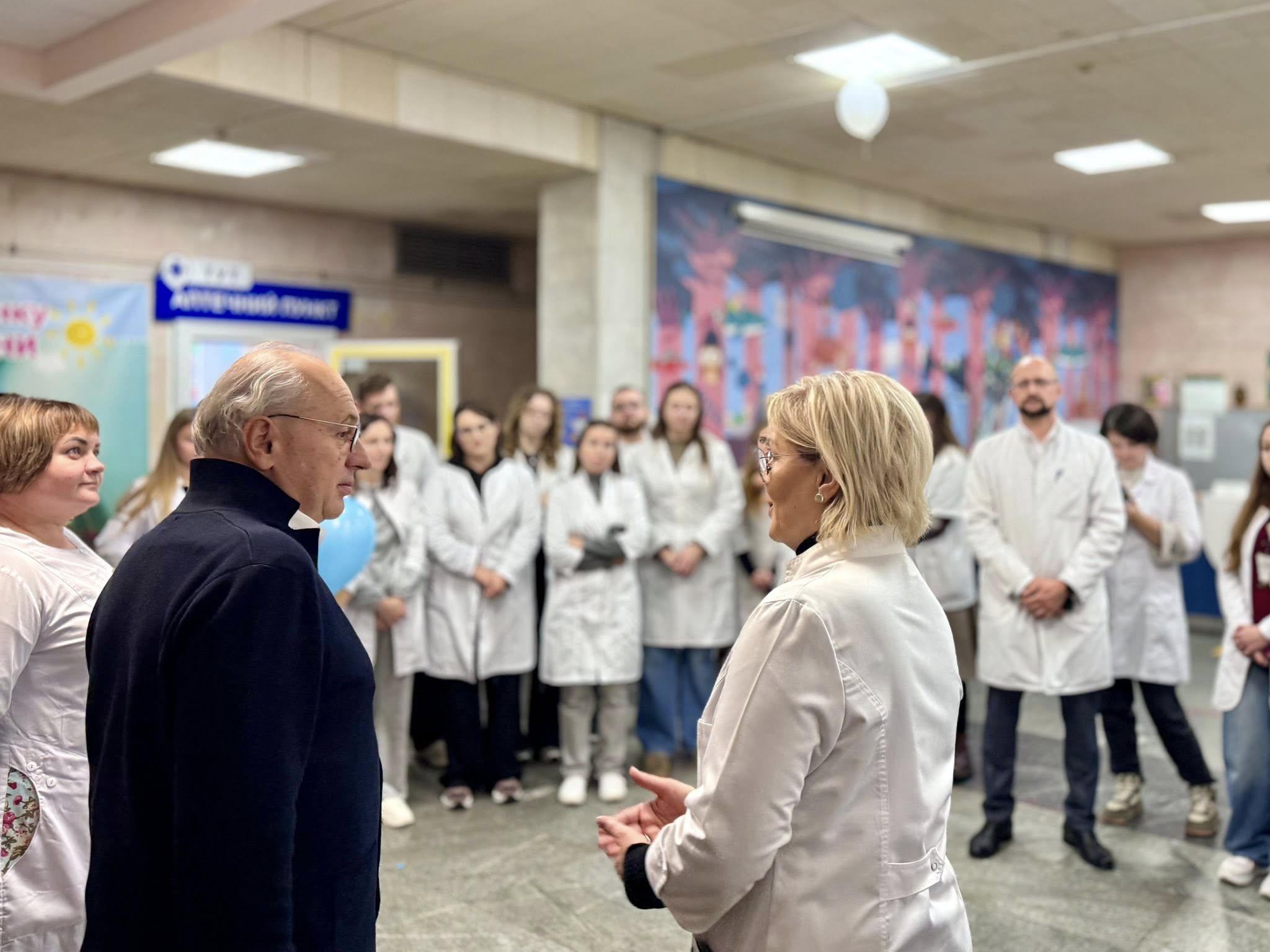 У поліклініці Охматдиту відкрили бібліотеку - фото 2