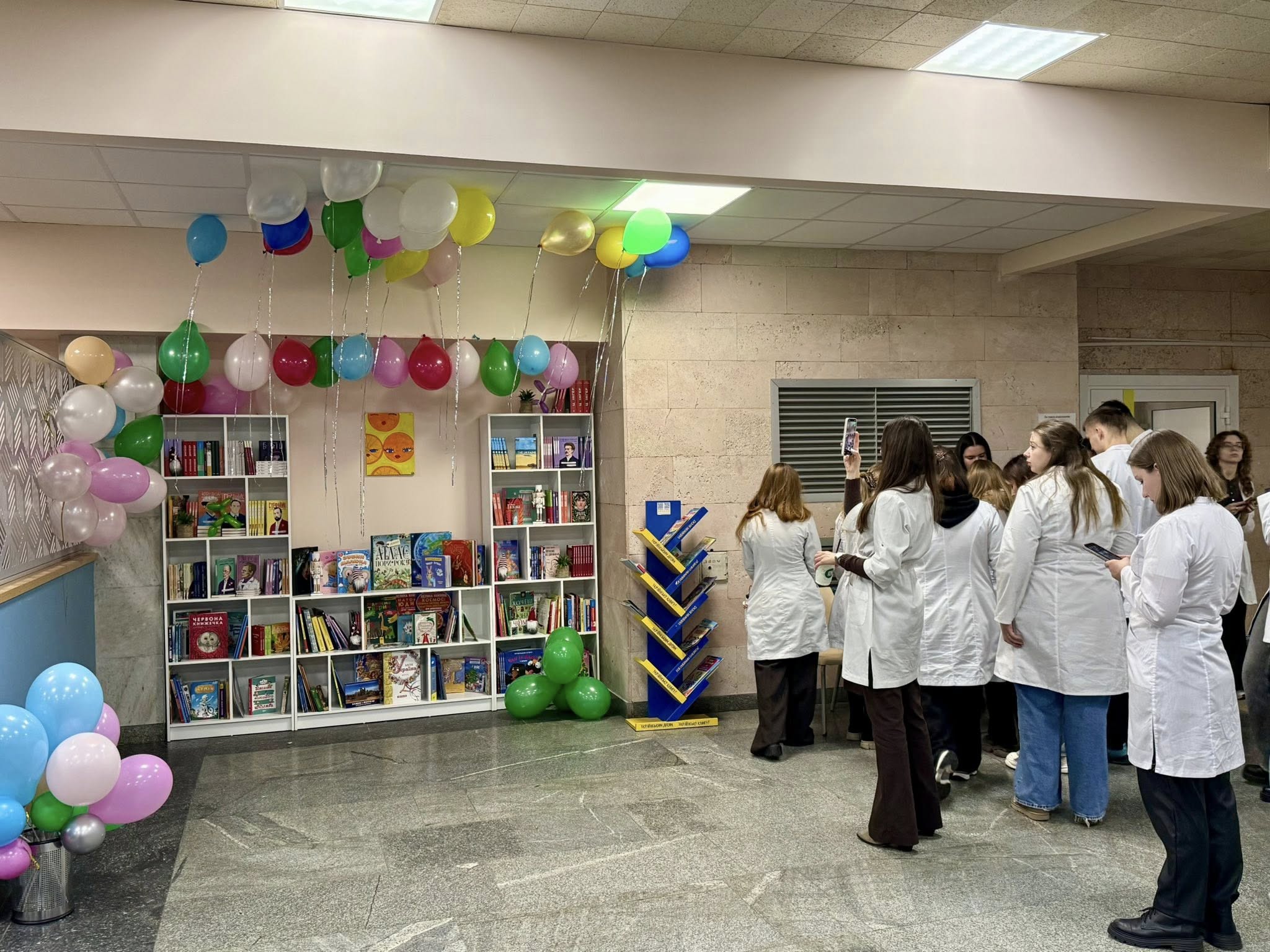 У поліклініці Охматдиту відкрили бібліотеку