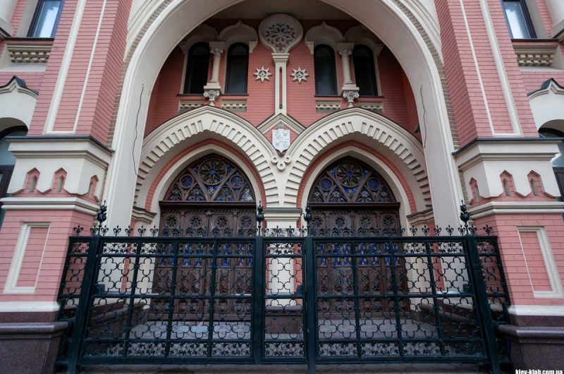 Рожевий замок на Печерську: історія готичного будинку в Києві