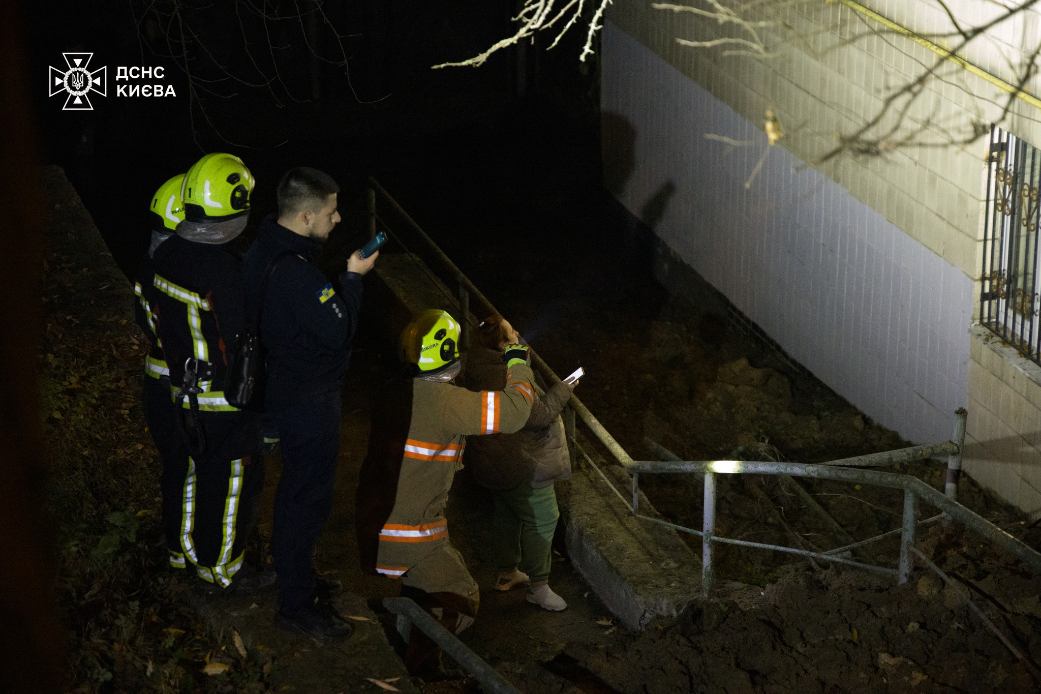 Заблокувало мешканців будинку, пошкодило авто та затопило поверх: у Києві стався порив водопроводу