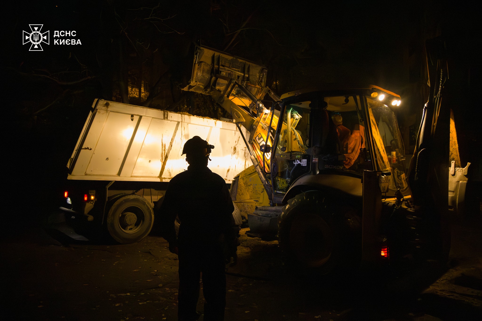 Заблокувало мешканців будинку, пошкодило авто та затопило поверх: у Києві стався порив водопроводу - фото 2