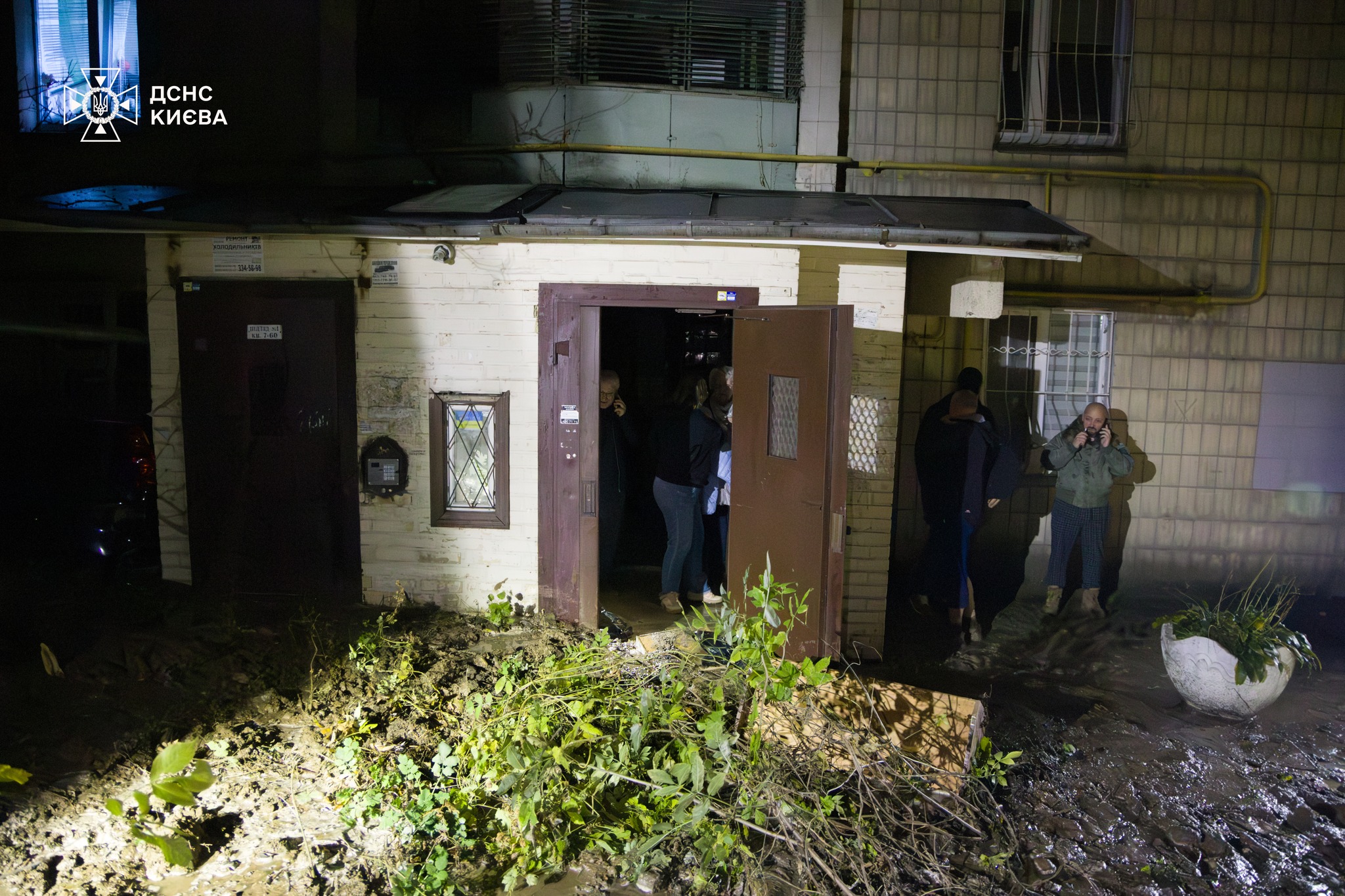 Заблокувало мешканців будинку, пошкодило авто та затопило поверх: у Києві стався порив водопроводу - фото 3