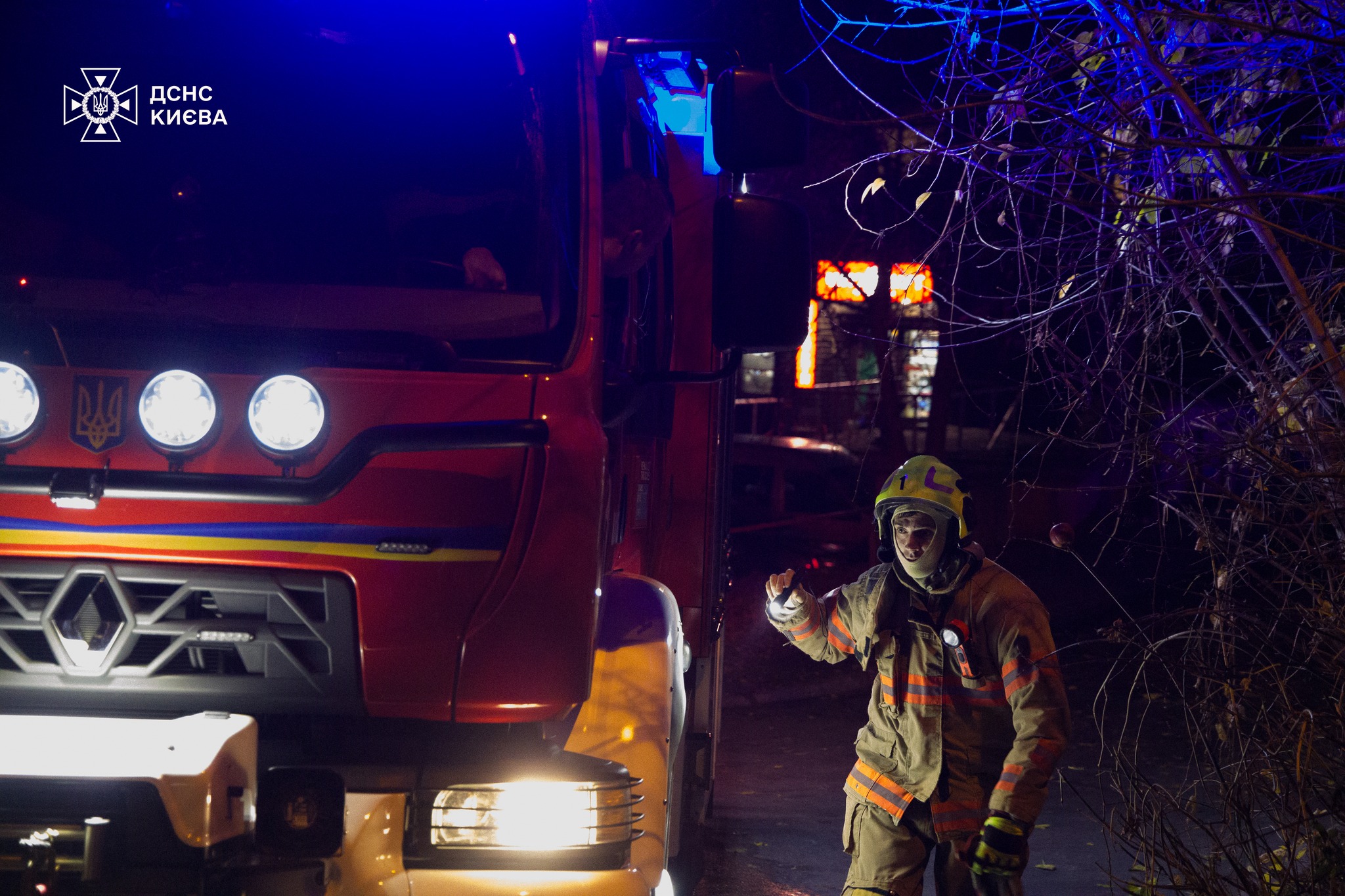 Заблокувало мешканців будинку, пошкодило авто та затопило поверх: у Києві стався порив водопроводу - фото 5
