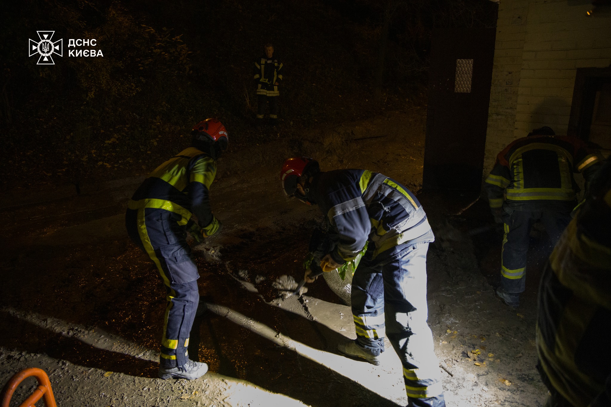 Заблокувало мешканців будинку, пошкодило авто та затопило поверх: у Києві стався порив водопроводу - фото 6