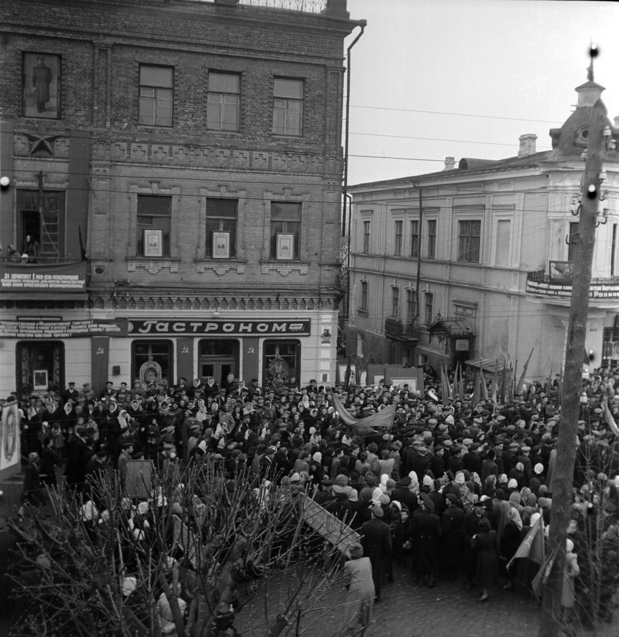 Контори, квартири й Соборна: унікальні фото Вінниці часів середини XX сторіччя - фото 3