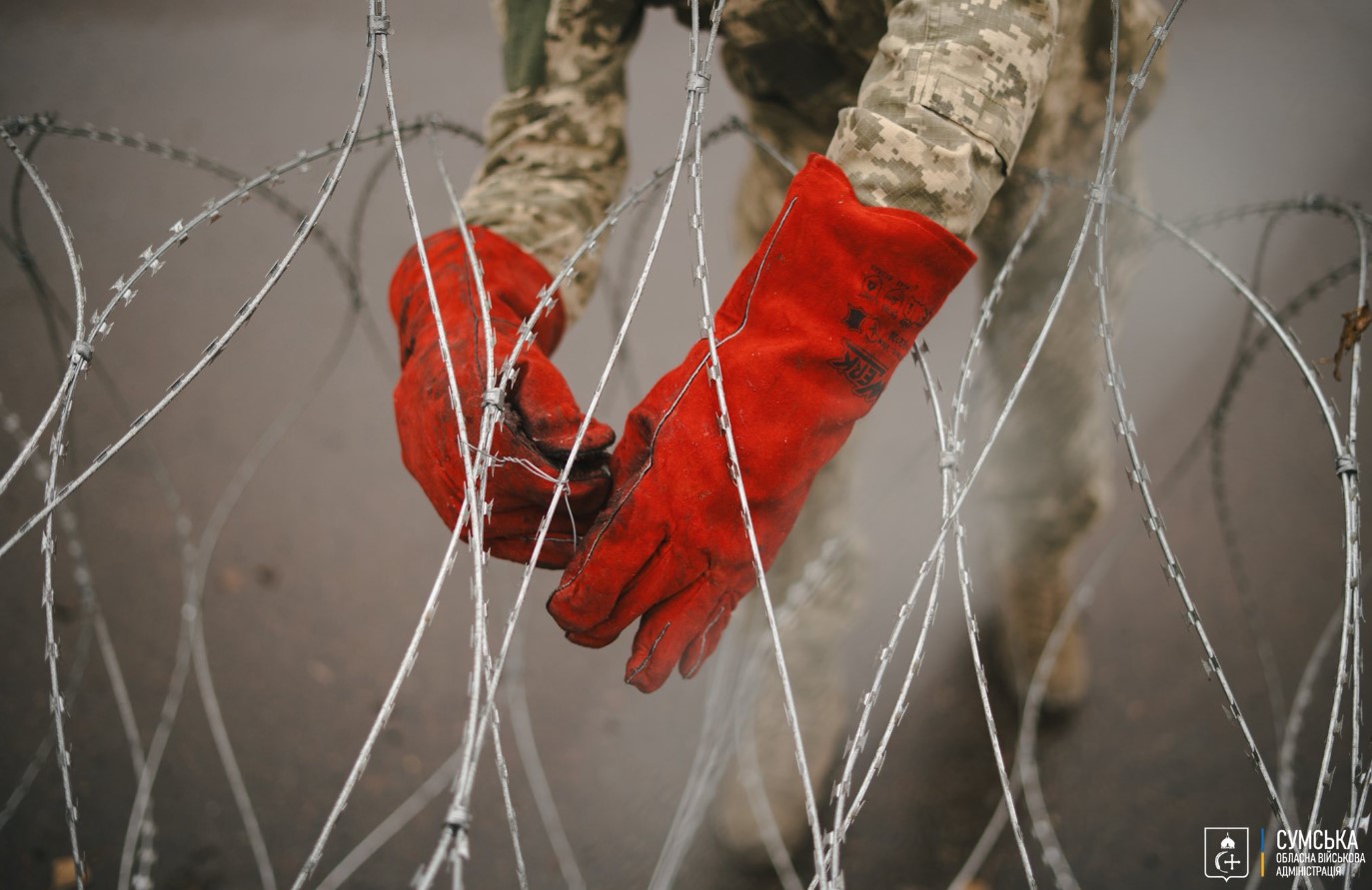 «Зубами дракона» і колючим дротом захищають Суми