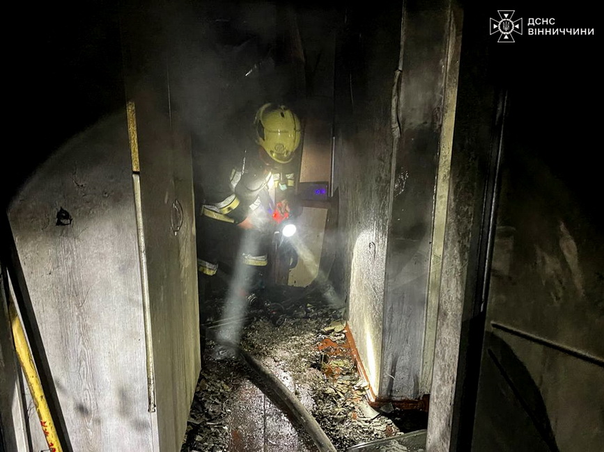 У Калинівці запалена свічка спричинила пожежу в квартирі - фото 3