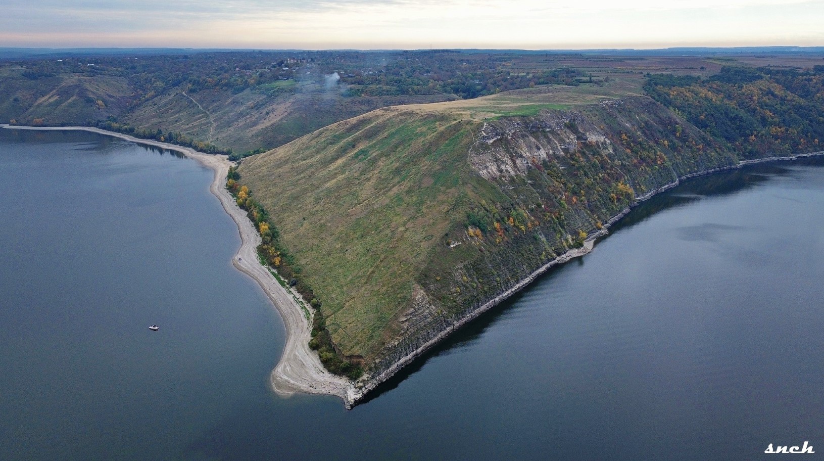 Осінь у Бакоті: як виглядають величні скелі Дністра восени. Фото