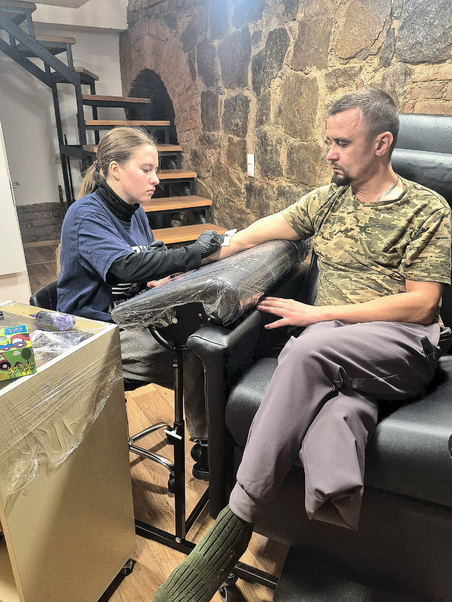 Ветерани, які у Вінниці на реабілітації, відвідали тату-салон