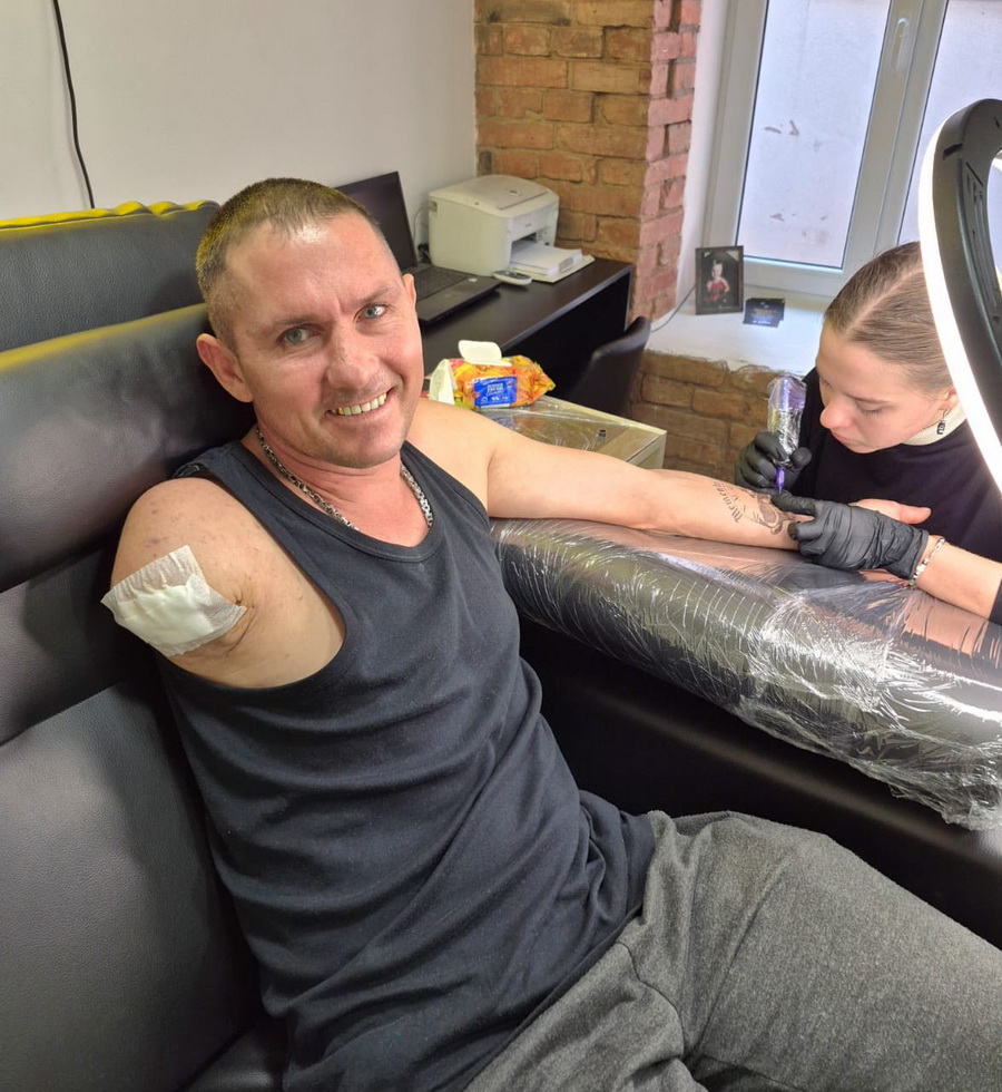 Ветерани, які у Вінниці на реабілітації, відвідали тату-салон - фото 2