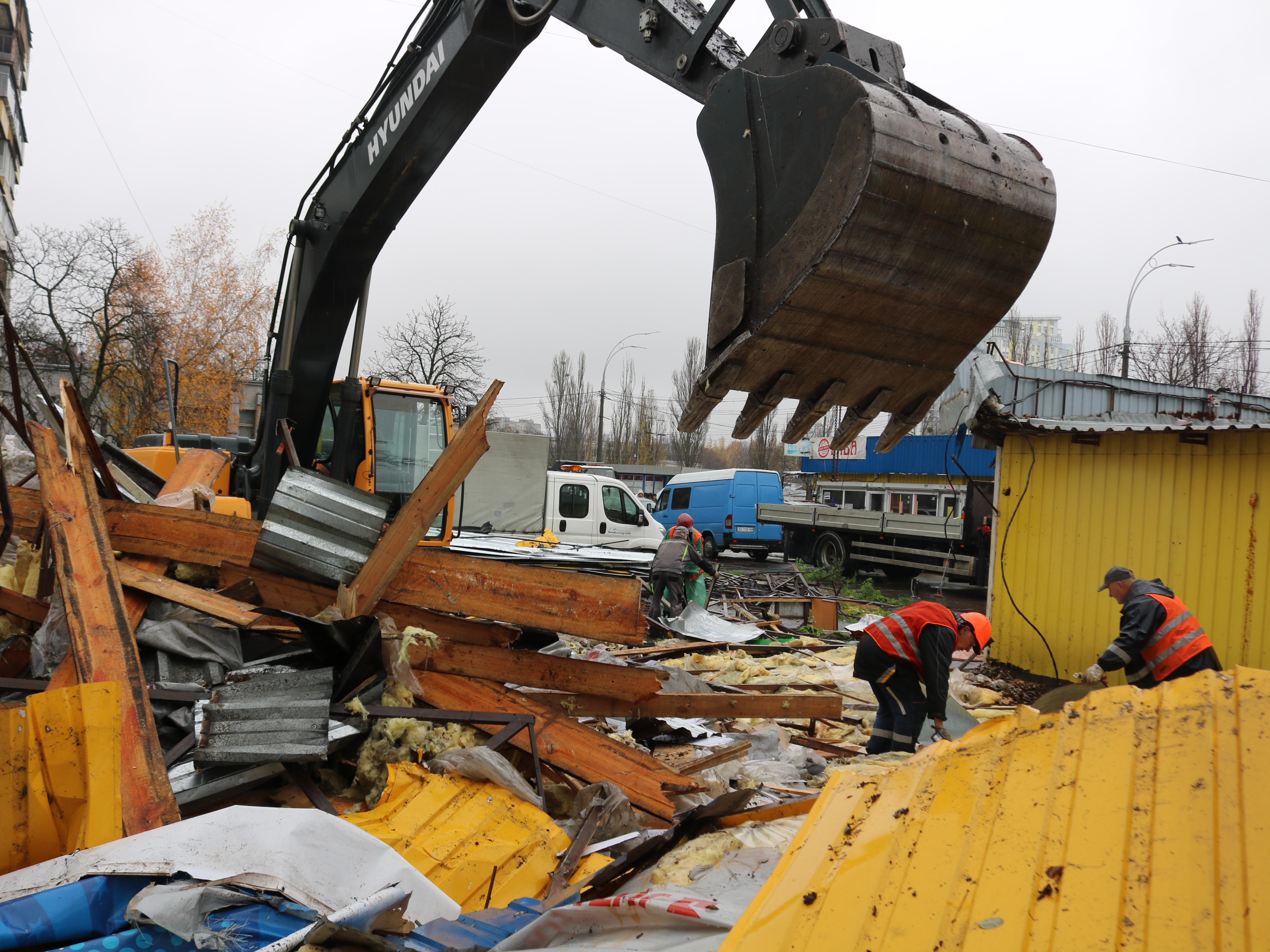 В Києві зносять тимчасові споруди у Подільському районі