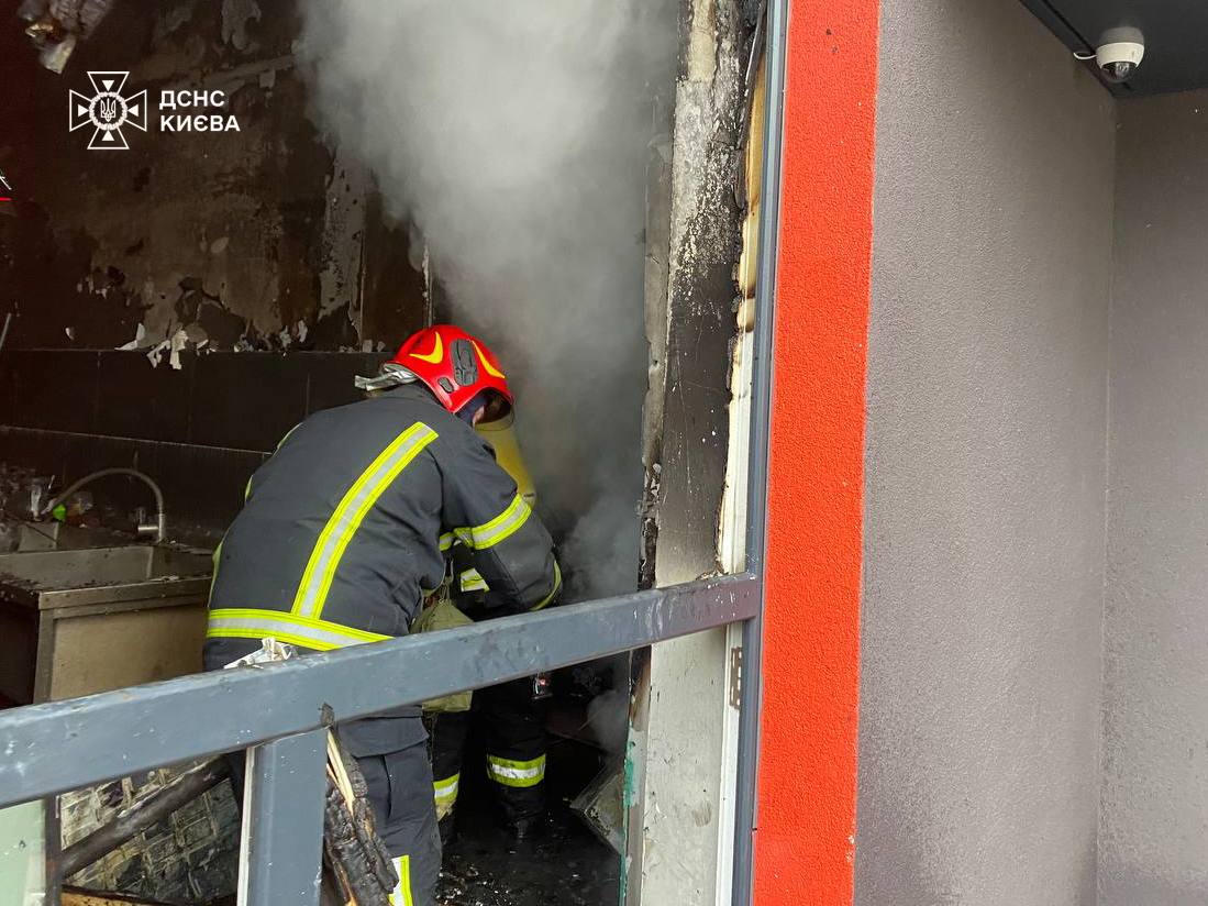 У Києві рятувальники ліквідували пожежу в дитячому садочку - фото 2