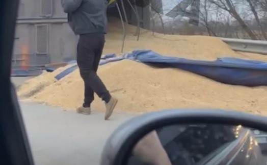 На об’їзній Вінниці перекинулася фура з зерном