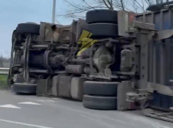 На об’їзній Вінниці перекинулася фура з зерном - фото 3