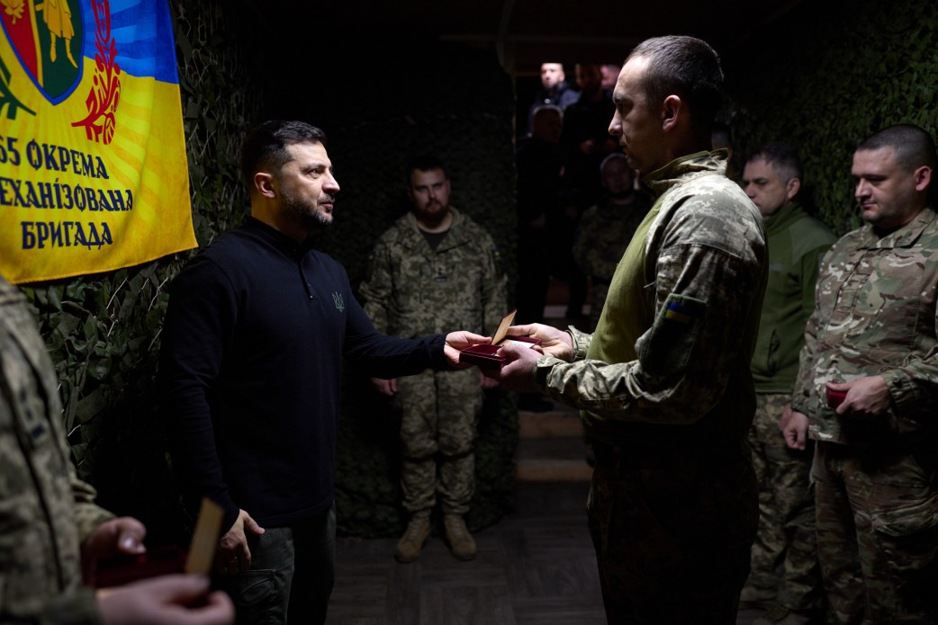 Зеленський зустрівся з воїнами 65-ї ОМБр, які захищають Україну на Оріхівському напрямку