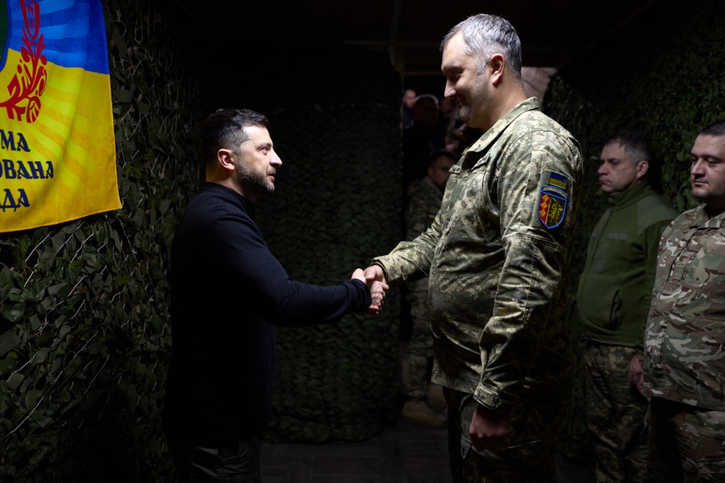 Зеленський зустрівся з воїнами 65-ї ОМБр, які захищають Україну на Оріхівському напрямку - фото 3