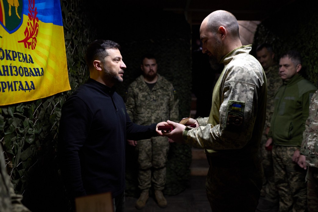 Зеленський зустрівся з воїнами 65-ї ОМБр, які захищають Україну на Оріхівському напрямку - фото 6