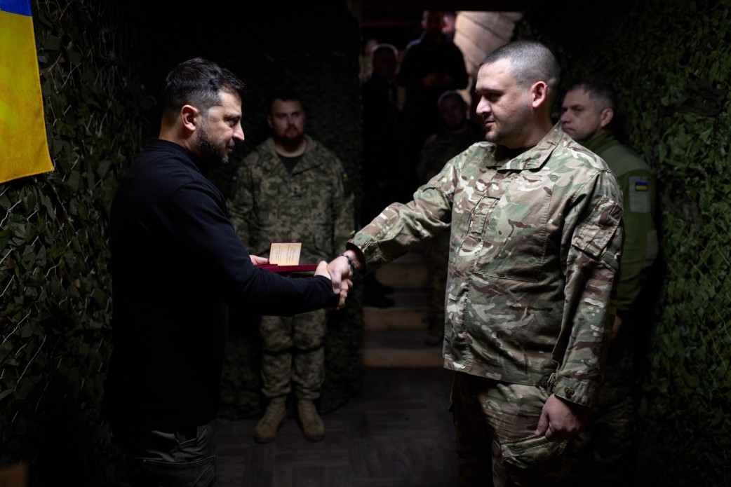 Зеленський зустрівся з воїнами 65-ї ОМБр, які захищають Україну на Оріхівському напрямку - фото 7