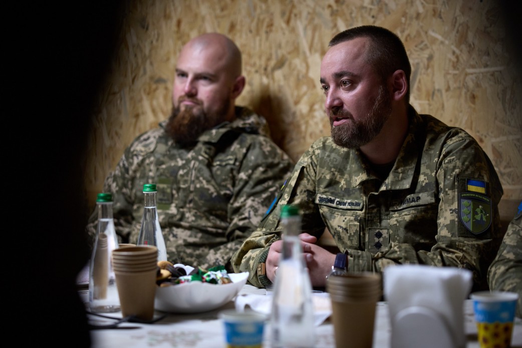 Зеленський зустрівся з воїнами 65-ї ОМБр, які захищають Україну на Оріхівському напрямку - фото 9