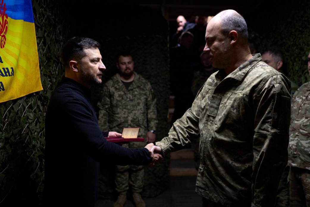 Зеленський зустрівся з воїнами 65-ї ОМБр, які захищають Україну на Оріхівському напрямку - фото 10