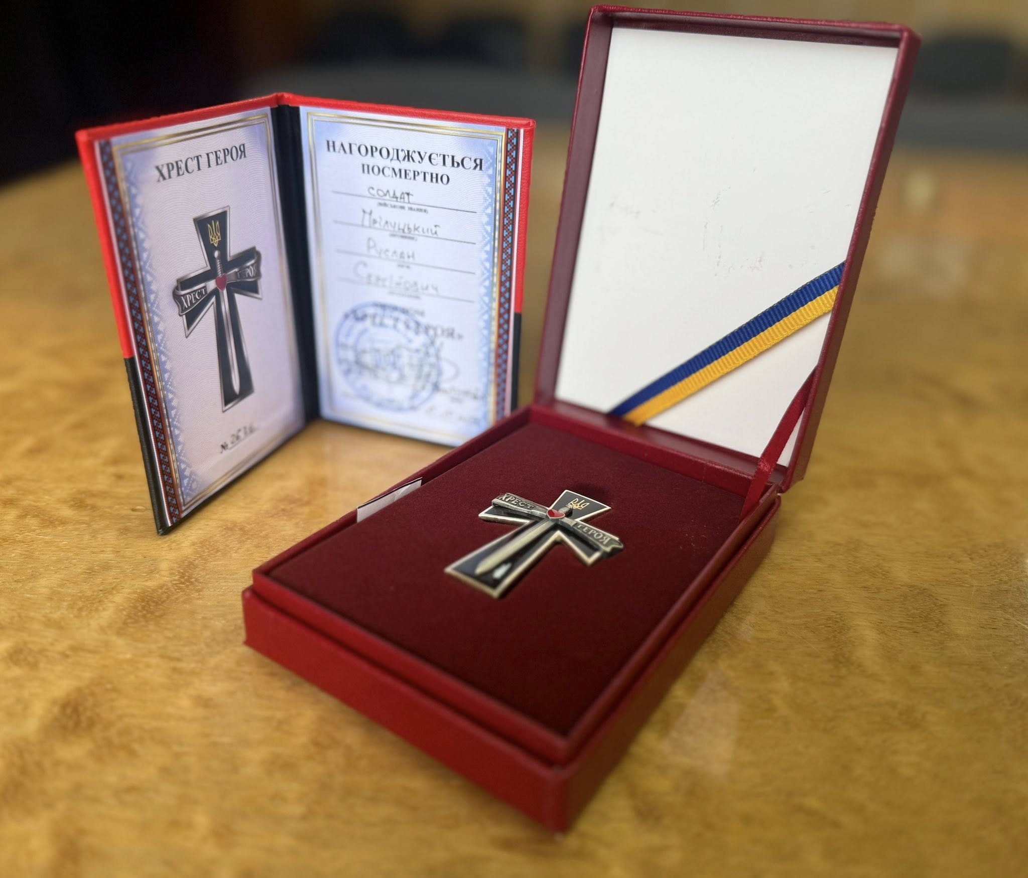 «Хрест Хороброго»: батькам загиблого воїна з Черкащини передали нагороду сина