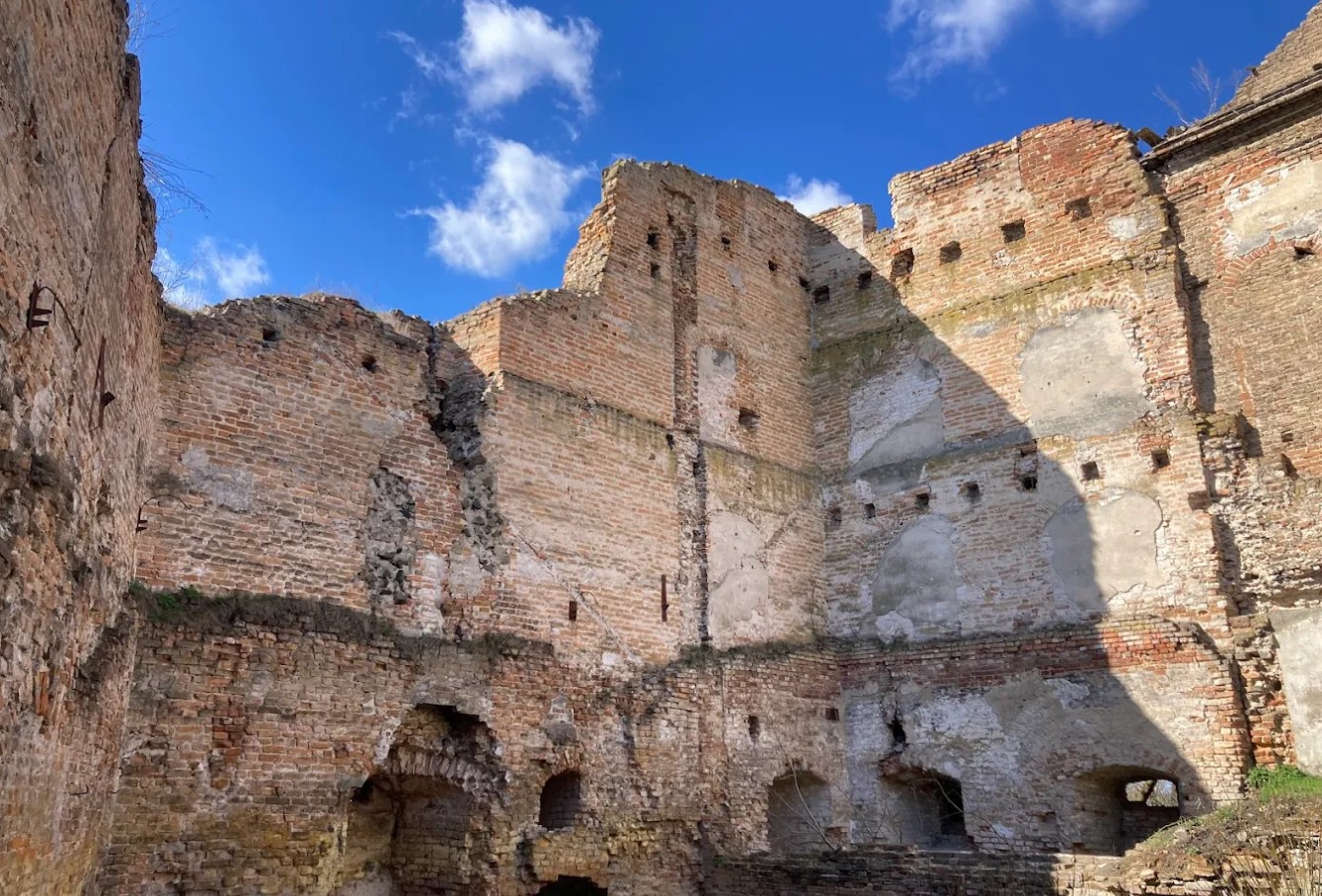 Історія про Клеванський замок, де замурували закоханих і лікували алкоголіків