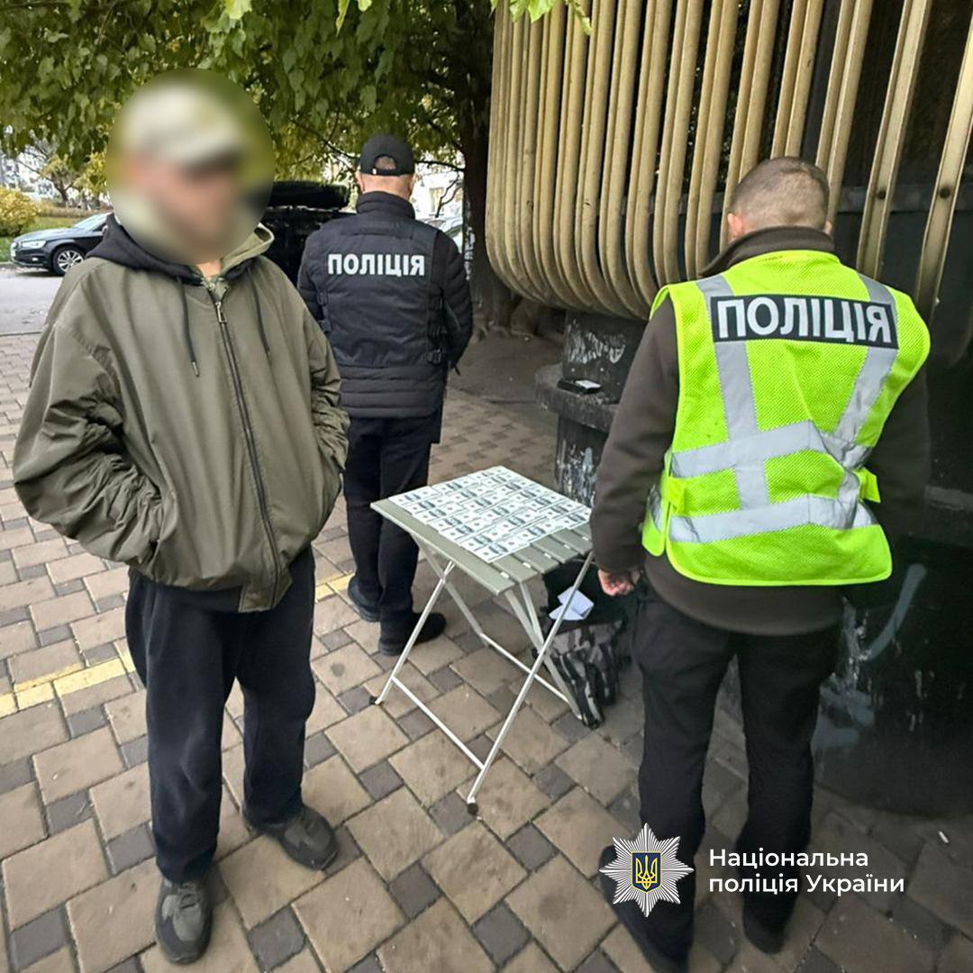 За 4 000 доларів обіцяв довезти до Румунії в багажнику: у Києві затримали підприємця - фото 2