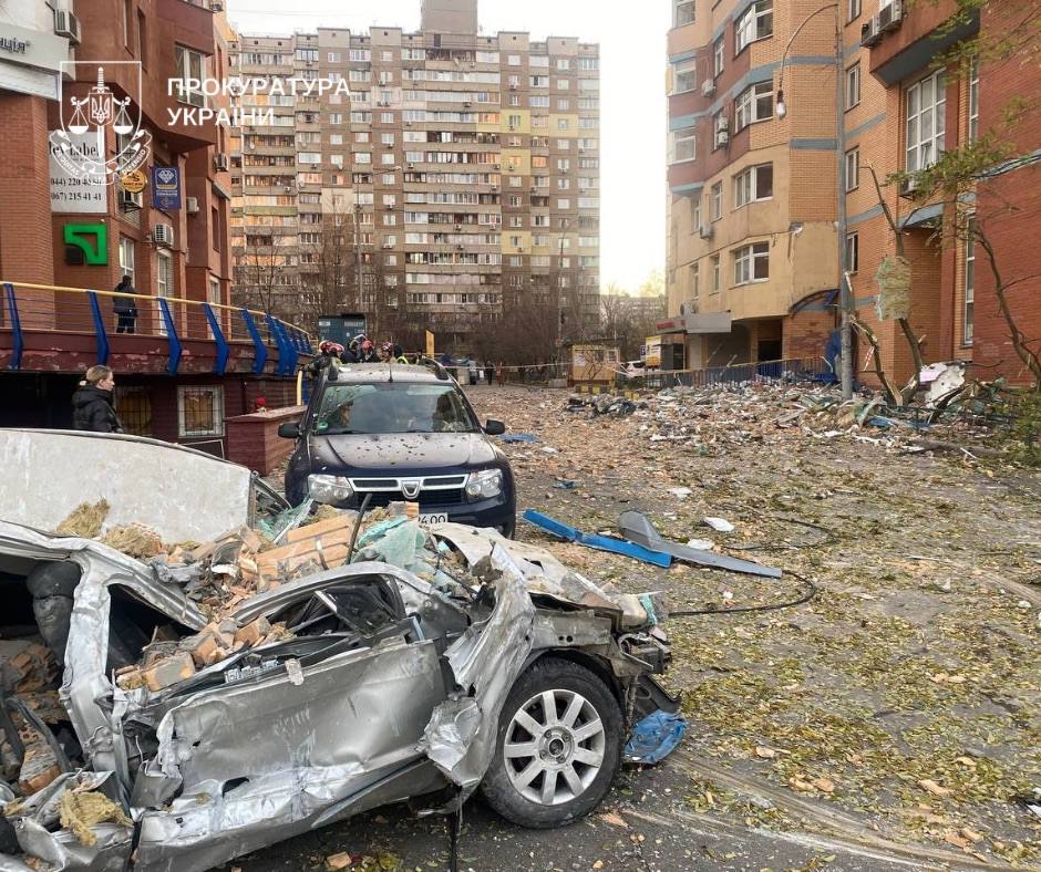 Троє загиблих, десятки поранених: у Києві фіксують наслідки російської атаки - фото 3