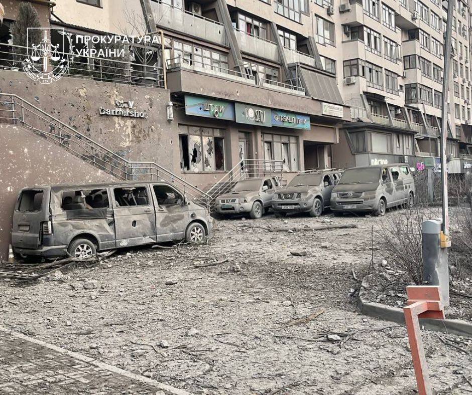 Троє загиблих, десятки поранених: у Києві фіксують наслідки російської атаки - фото 5