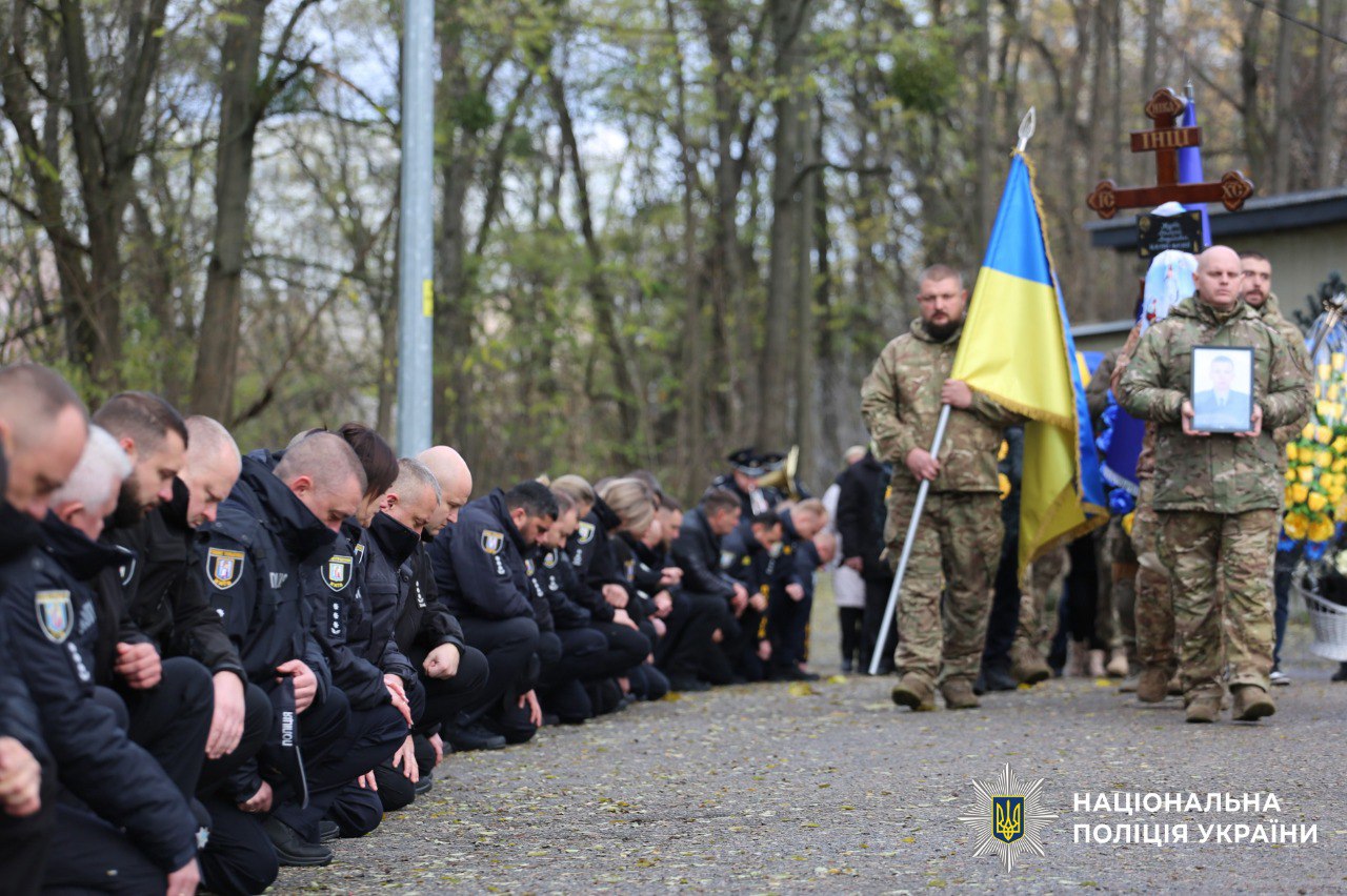 У столиці попрощалися з поліцейським Валерієм Журбою, загиблим у бою на Донеччині - фото 2