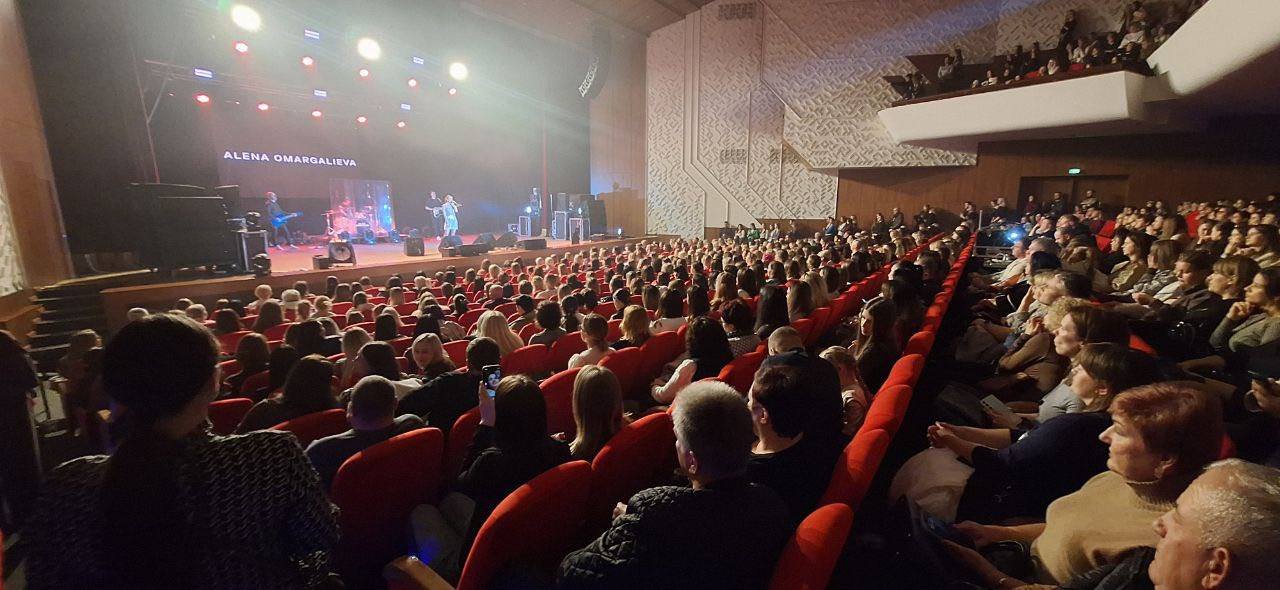 Олена Омаргалієва виступила у Черкасах в рамках всеукраїнського туру на підтримку захисників - фото 4