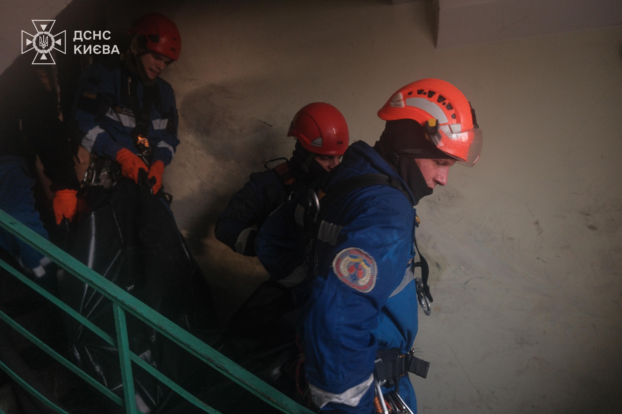 У Деснянському районі кінологи з собаками та ДСНСники шукають людей під завалами