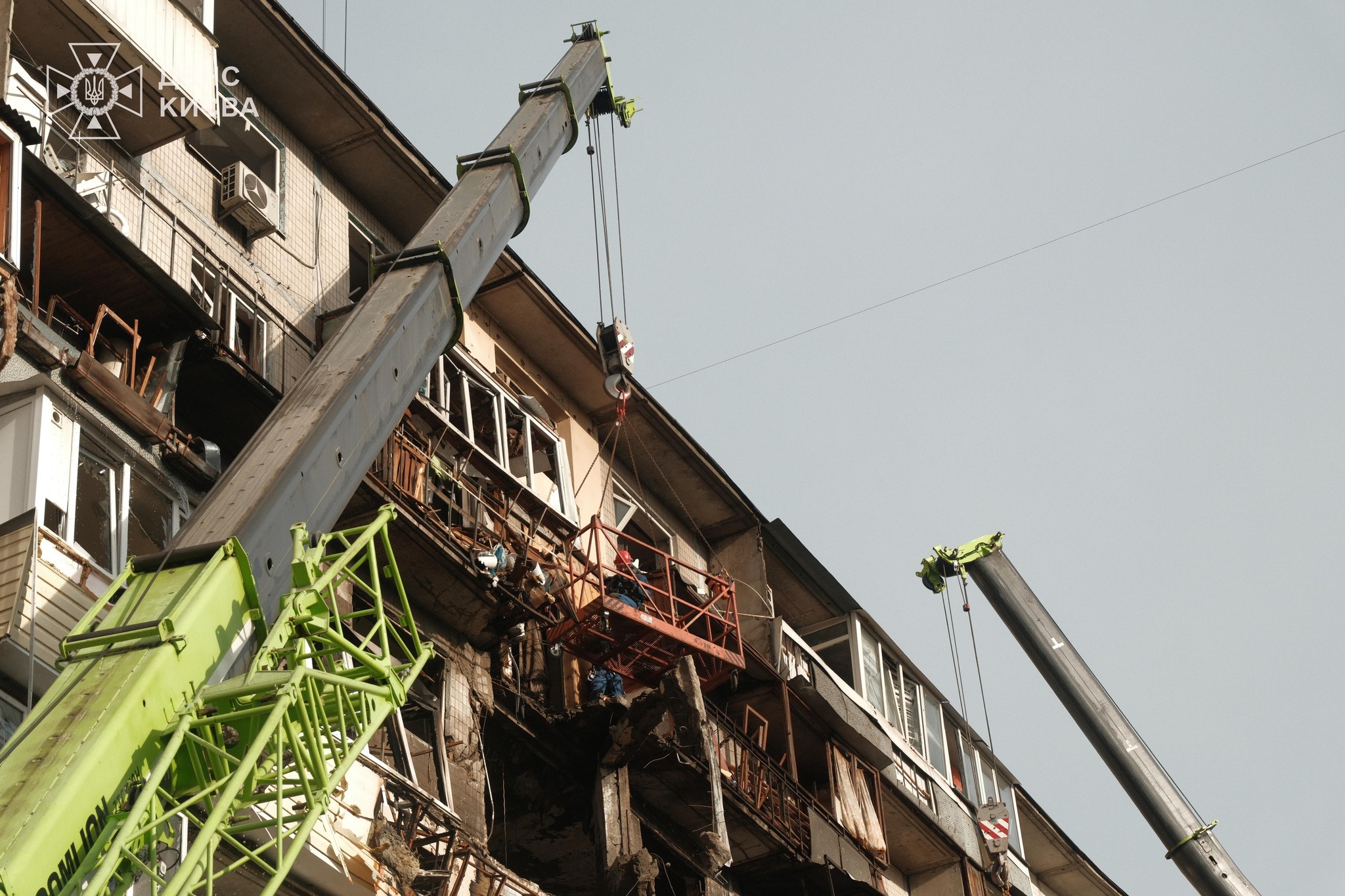 У Деснянському районі кінологи з собаками та ДСНСники шукають людей під завалами - фото 4