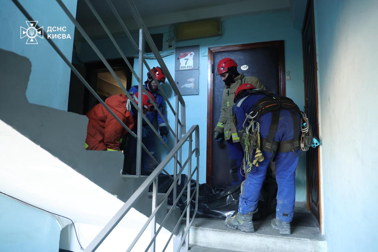 У Деснянському районі кінологи з собаками та ДСНСники шукають людей під завалами - фото 6